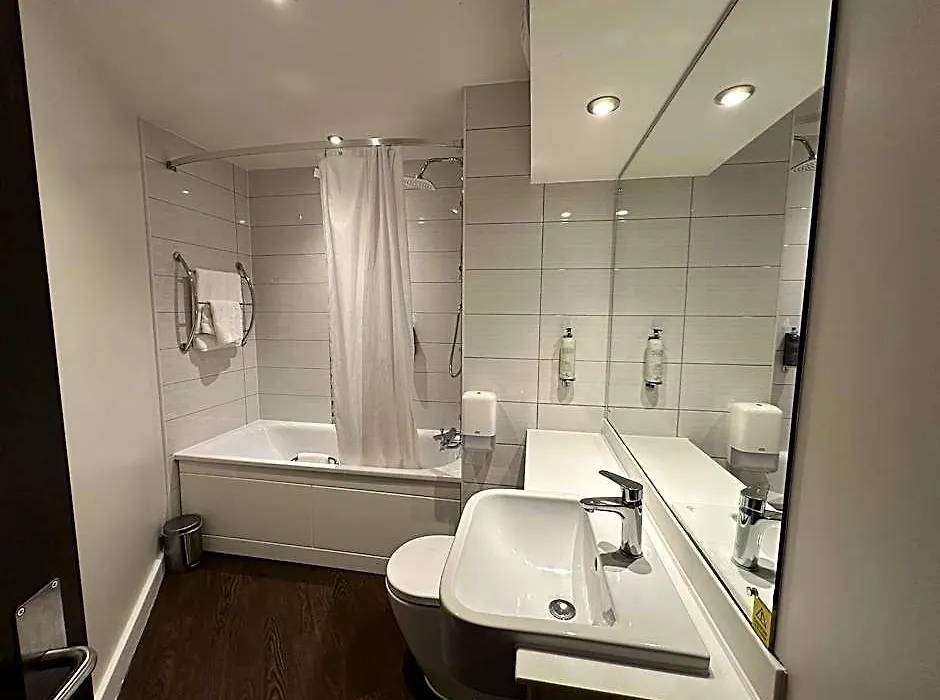 Premier Inn London Canary Wharf-1