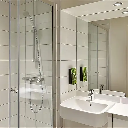 Premier Inn London Canary Wharf-3
